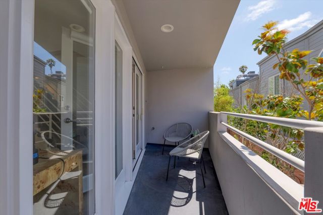 833 17th Street, Santa Monica CA: https://media.crmls.org/mediaz/ec3ebb35-bb2a-4131-8868-5ddb32693f8a.jpg
