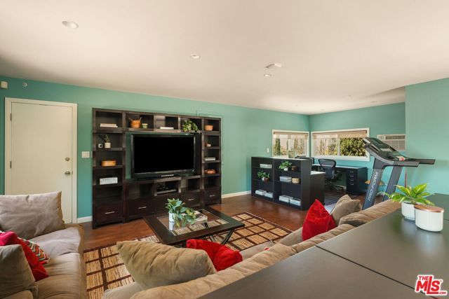 3411 Markridge Road, La Crescenta CA: https://media.crmls.org/mediaz/ec3f14cc-4aef-409f-880f-539eea3301a5.jpg