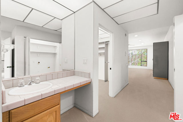 4454 Ventura Canyon Avenue, Sherman Oaks CA: https://media.crmls.org/mediaz/ec3f182c-eef3-49e6-82c8-1045fb53fbe8.jpg