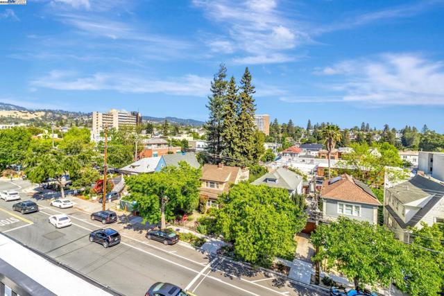 3877 Howe St, Oakland CA: https://media.crmls.org/mediaz/ec3f674c-62e5-4a1b-bf1e-8f5ab53ebe5c.jpg