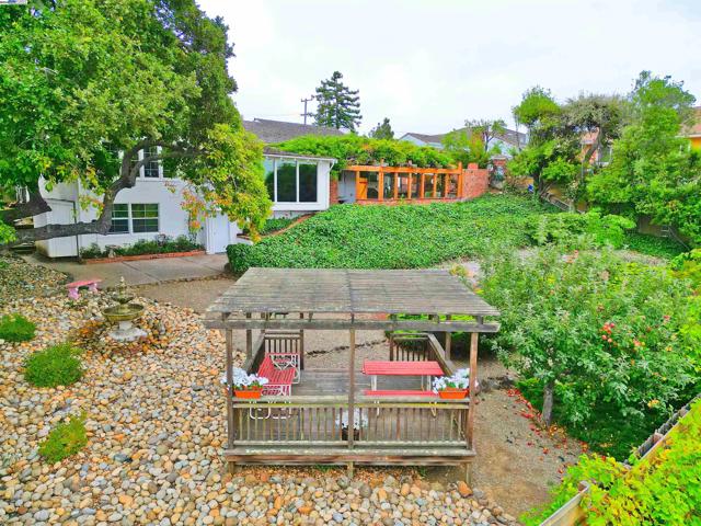 1380 E Juana Ave, San Leandro CA: https://media.crmls.org/mediaz/ec3f9da8-4336-4c98-9fbd-762c75806592.jpg