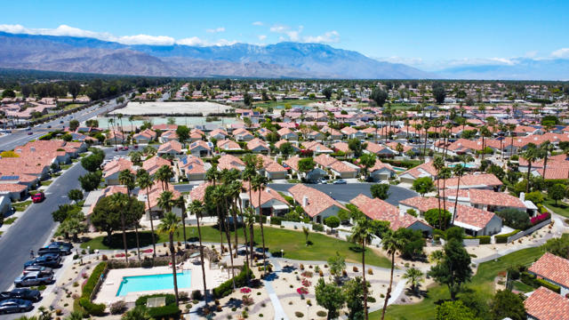 43870 Via Granada, Palm Desert CA: https://media.crmls.org/mediaz/ec3fbf55-c0f7-4957-819f-286d02818694.jpg