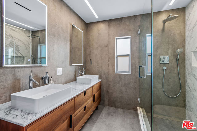 4801 La Villa Marina, Marina del Rey CA: https://media.crmls.org/mediaz/ec40ed9c-15b3-4b28-861d-5ad31aee4f34.jpg