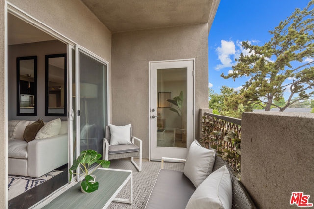 4424 Whitsett Avenue, Studio City CA: https://media.crmls.org/mediaz/ec427dcc-b8ed-49e0-8c69-13fbe0c5eca6.jpg