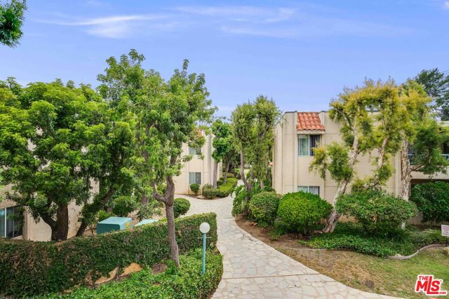 18307 Burbank Boulevard, Tarzana CA: https://media.crmls.org/mediaz/ec42b1bc-513c-4189-b349-4a1eb637c7b1.jpg