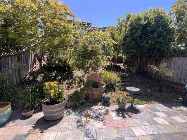37 Binnacle Hl, Oakland CA: https://media.crmls.org/mediaz/ec42caf9-77f4-49d4-bfda-0f84f87f3f80.jpg