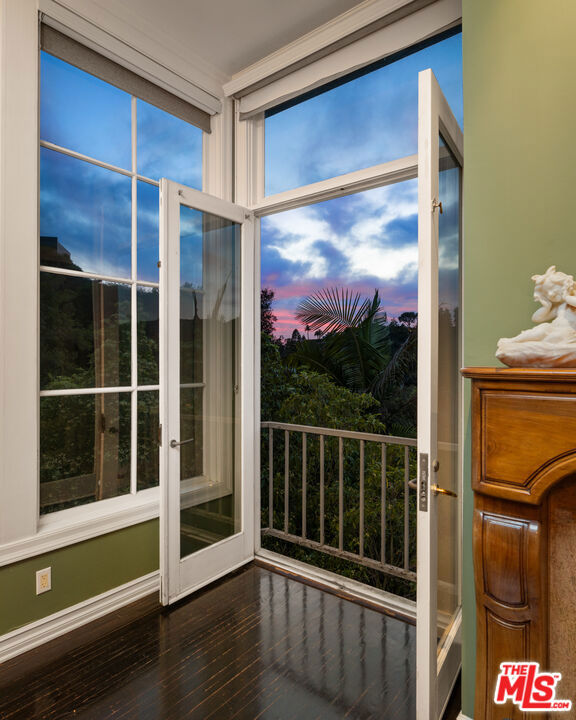 9430 Readcrest Drive, Beverly Hills CA: https://media.crmls.org/mediaz/ec42dccd-28f3-4f28-9983-a05a04ec4493.jpg