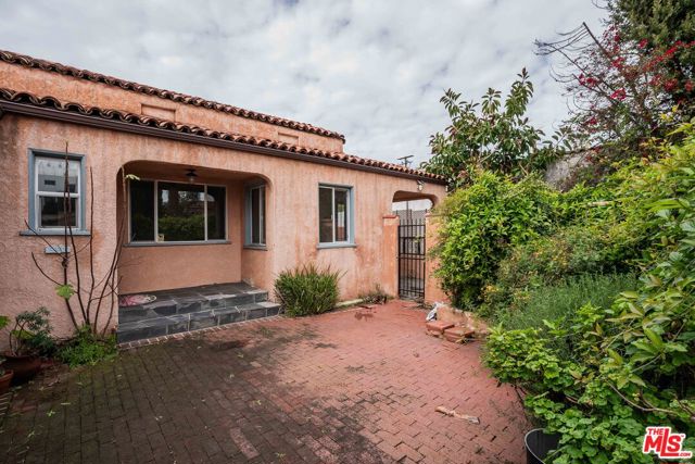 127 S Carson Road, Beverly Hills CA: https://media.crmls.org/mediaz/ec433d6f-68fb-4fc5-8cbd-489bf704352d.jpg