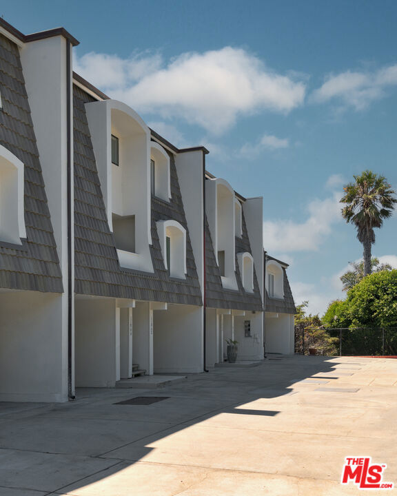 11862 Starfish Lane, Malibu CA: https://media.crmls.org/mediaz/ec43874f-0f38-47de-bec5-998353068fbe.jpg