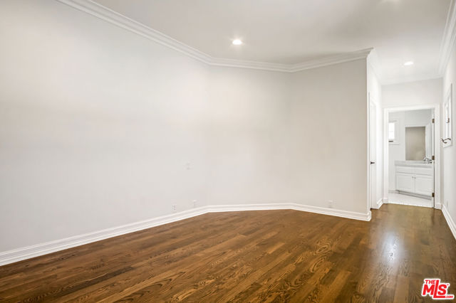 116 N Palm Drive, Beverly Hills CA: https://media.crmls.org/mediaz/ec4388c5-8861-495f-b6e3-c820f61c9712.jpg