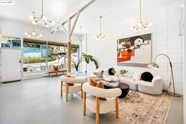 2760 Park Blvd, Oakland CA: https://media.crmls.org/mediaz/ec4410d5-7965-4679-9b79-e5d43694c585.jpg