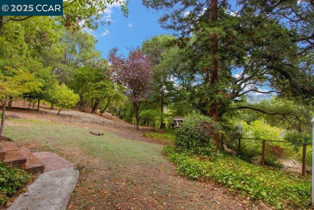 36 Vallecito Lane, Orinda CA: https://media.crmls.org/mediaz/ec4426f2-6197-4112-8880-0db3723d2cfd.jpg