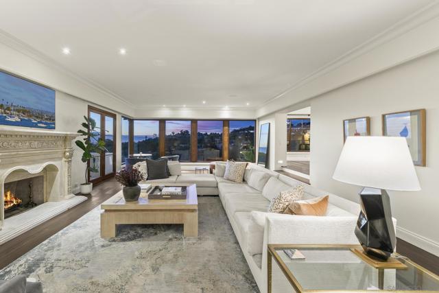 6404 La Jolla Scenic Drive S, La Jolla CA: https://media.crmls.org/mediaz/ec457074-12d7-46b9-9589-91c6137cb03b.jpg