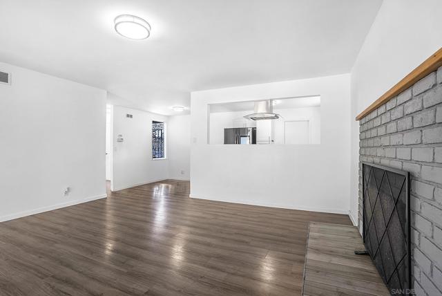 475 Rivera Ct, Chula Vista CA: https://media.crmls.org/mediaz/ec468e9d-2e44-413a-b64d-061edff620d5.jpg
