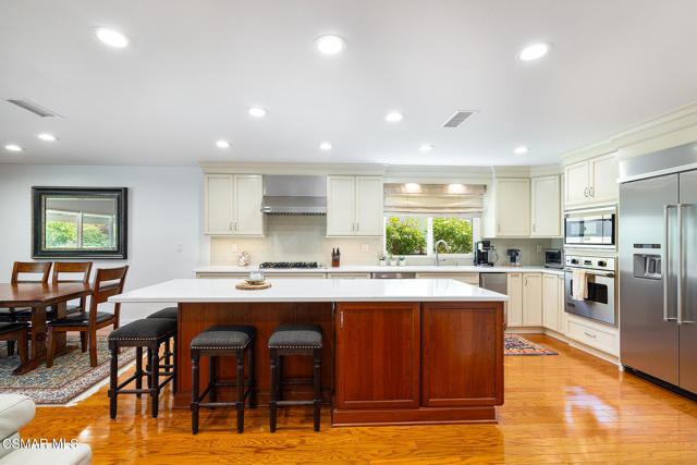 6605 Tamarind Street, Oak Park CA: https://media.crmls.org/mediaz/ec490571-a6c2-4655-9902-950afcb63857.jpg