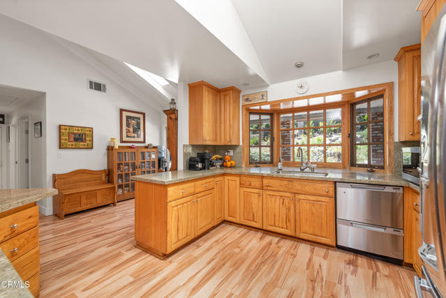 4850 N Moorpark Road, Thousand Oaks CA: https://media.crmls.org/mediaz/ec4b083c-6018-4c60-828b-5d8a9fe71b27.jpg