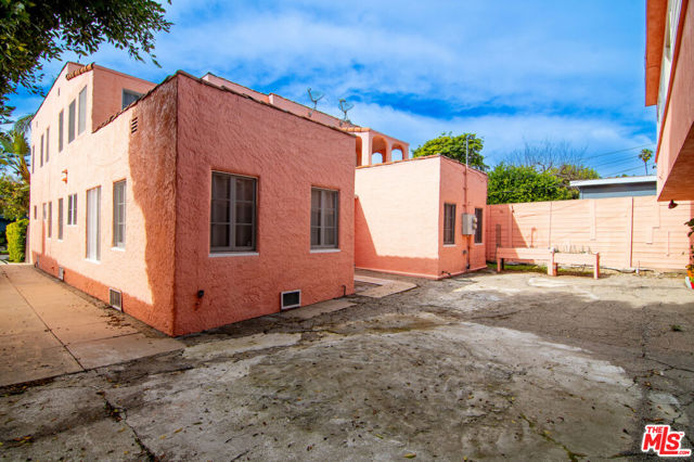930 N Harper Avenue, West Hollywood CA: https://media.crmls.org/mediaz/ec4ba935-35aa-401c-bb0c-95ca02e69cfb.jpg