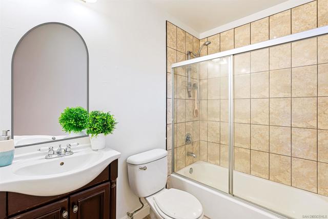 2418 W Lincoln St, Long Beach CA: https://media.crmls.org/mediaz/ec4cb6e2-678a-4882-9465-ae085a984b2b.jpg