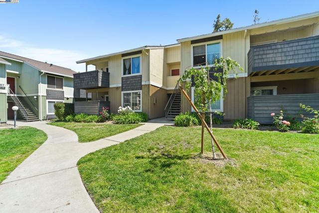 2575 Easton Way, San Jose CA: https://media.crmls.org/mediaz/ec4d0ddc-9d6d-422f-af13-c9d9f117a59e.jpg