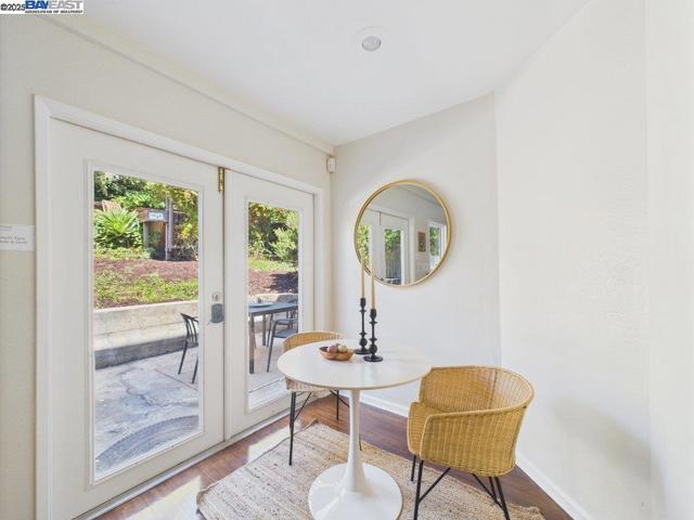4418 Virginia Ave, Oakland CA: https://media.crmls.org/mediaz/ec4e18dc-4eb1-4707-8874-86132688edc5.jpg