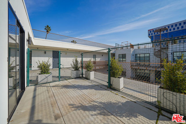 5800 Harold Way, Los Angeles CA: https://media.crmls.org/mediaz/ec4e4577-27f8-43ed-9ddd-c399fa905589.jpg