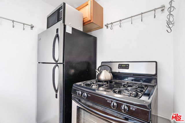 29 Brooks Avenue, Venice CA: https://media.crmls.org/mediaz/ec4e9b5f-8ebf-4e1e-bb4c-5fb7d3f459fa.jpg