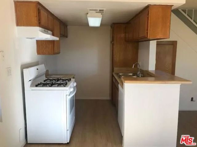 16731 Sherman Way, Van Nuys CA: https://media.crmls.org/mediaz/ec4eae10-3d10-466a-8502-97c7a4b4c2b1.jpg