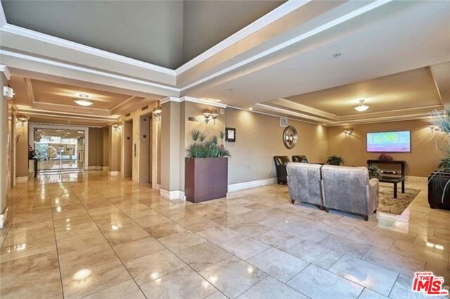 620 S Gramercy Place, Los Angeles CA: https://media.crmls.org/mediaz/ec4f75a0-c273-4669-b9ff-a4e44fb5a6a5.jpg