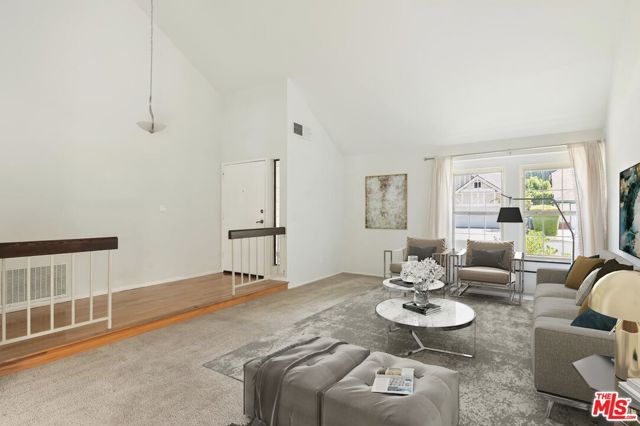 6263 Crebs Avenue, Tarzana CA: https://media.crmls.org/mediaz/ec4f8e7a-835c-49f8-bd70-39f503802bf6.jpg