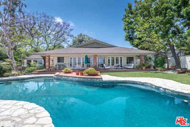 16331 Tudor Drive, Encino CA: https://media.crmls.org/mediaz/ec4fb094-8385-4e00-9bd6-48d2333bed35.jpg