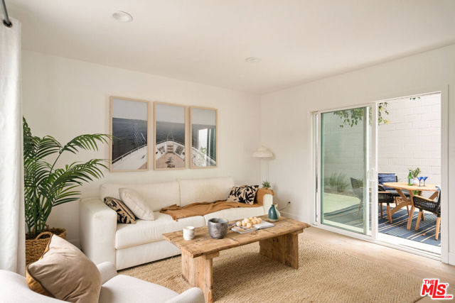 12366 Laurel Terrace Drive, Studio City CA: https://media.crmls.org/mediaz/ec5013ef-821b-42ec-976b-b84808d1a877.jpg