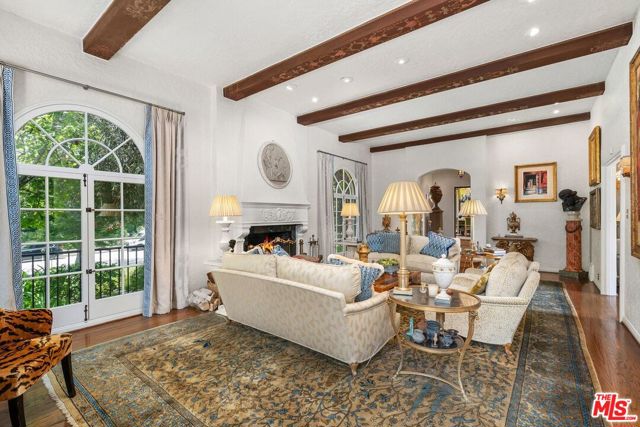 434 S Muirfield Road, Los Angeles CA: https://media.crmls.org/mediaz/ec513c5f-93bb-49bb-bcd9-eca9ea0935cf.jpg