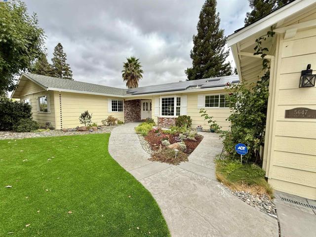 5647 Southbrook Dr, Clayton CA: https://media.crmls.org/mediaz/ec54b2c5-8de2-4a1a-a4e0-67b0bb53a58c.jpg