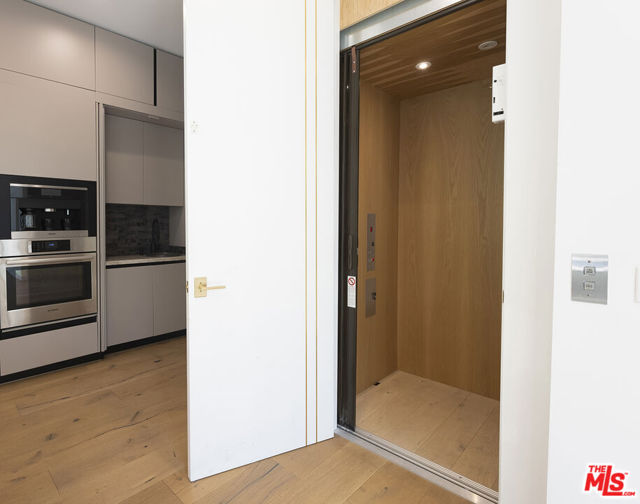 633 N Crescent Heights Boulevard, Los Angeles CA: https://media.crmls.org/mediaz/ec555fc3-a4a0-4821-9ac5-82bf473974a4.jpg