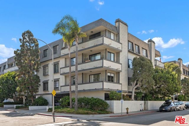 306 Bora Bora Way, Marina del Rey CA: https://media.crmls.org/mediaz/ec556046-0b7a-47d9-9030-01b6da00b642.jpg