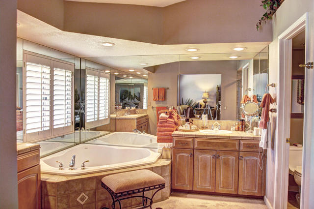 378 Desert Falls E Drive, Palm Desert CA: https://media.crmls.org/mediaz/ec57f405-a8b8-4b56-bb16-40de13d24532.jpg