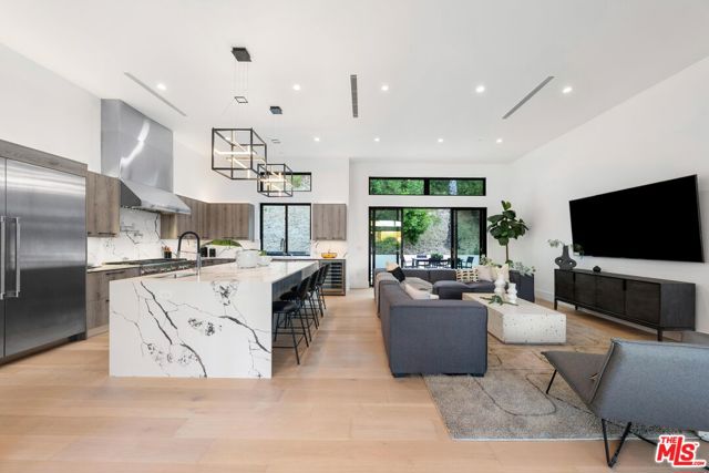4637 Dunas Lane, Tarzana CA: https://media.crmls.org/mediaz/ec5830bd-9c1b-4a3f-91bc-cf7bb63398e9.jpg