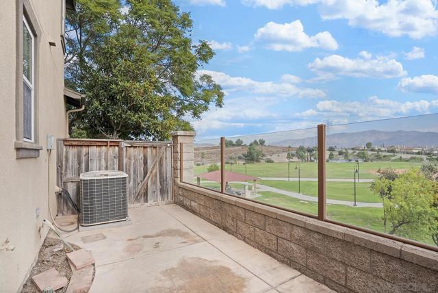 1670 Grasshopper Ln, Chula Vista CA: https://media.crmls.org/mediaz/ec58534d-d54f-4abf-af69-a87c3c5d2139.jpg