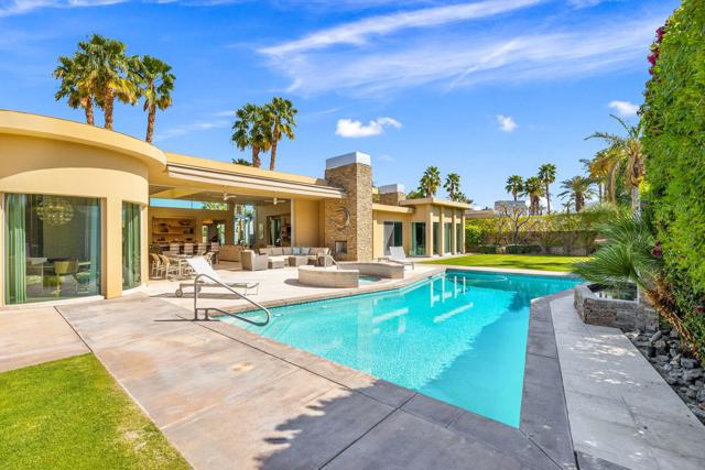 28 Sun Ridge Circle, Rancho Mirage CA: https://media.crmls.org/mediaz/ec58b517-0552-4a27-9f40-b5716360990d.jpg