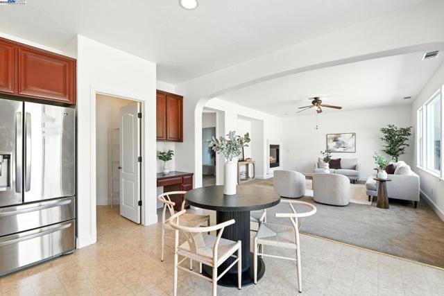 3909 Danbury Way, Fairfield CA: https://media.crmls.org/mediaz/ec59ee22-ae6b-4ff9-8ce0-42984d04ecb5.jpg