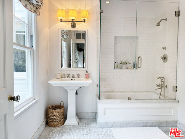 2121 Trently Lane,  CA: https://media.crmls.org/mediaz/ec5a1180-bf94-4c1f-87a8-68f87624b068.jpg