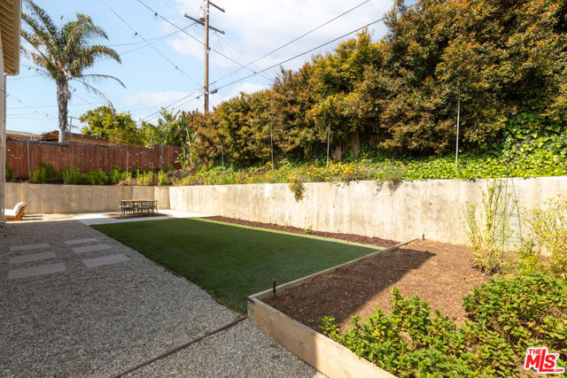 5018 Valleydale Avenue, Los Angeles CA: https://media.crmls.org/mediaz/ec5d1f48-1254-41ca-a1b6-bbc275b8184b.jpg