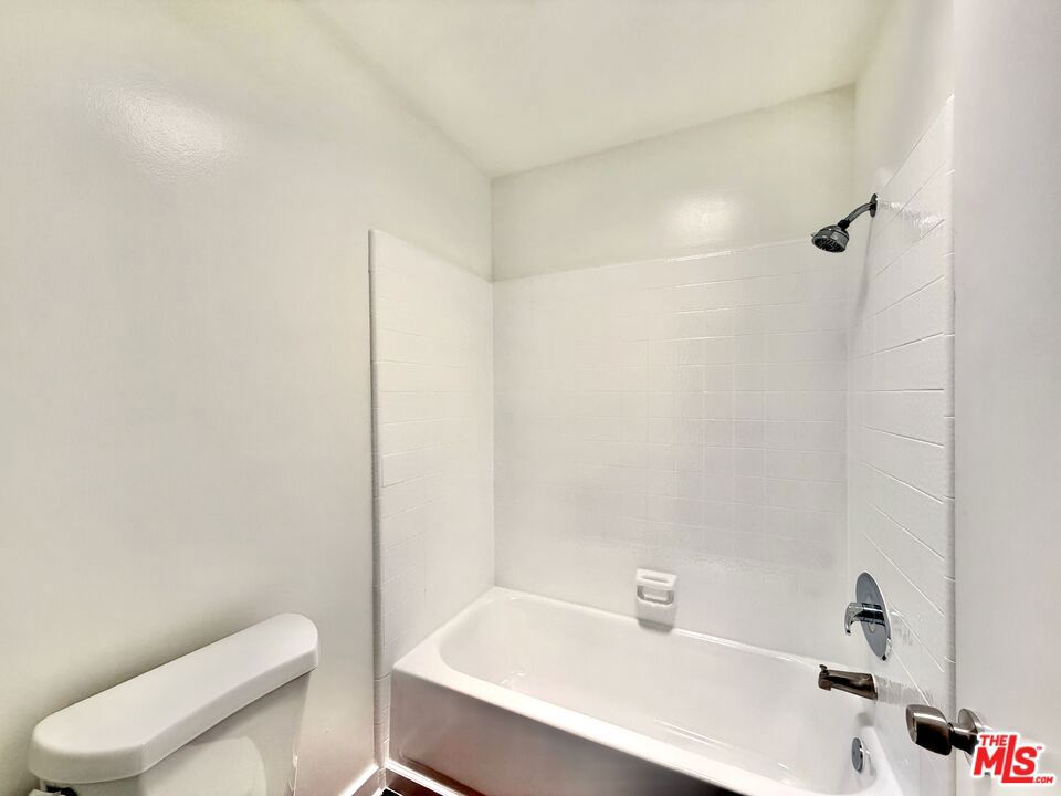 https://media.crmls.org/mediaz/ec5dab32-9e73-407a-986d-ef39bf0694e1.jpg?preset=X-Large