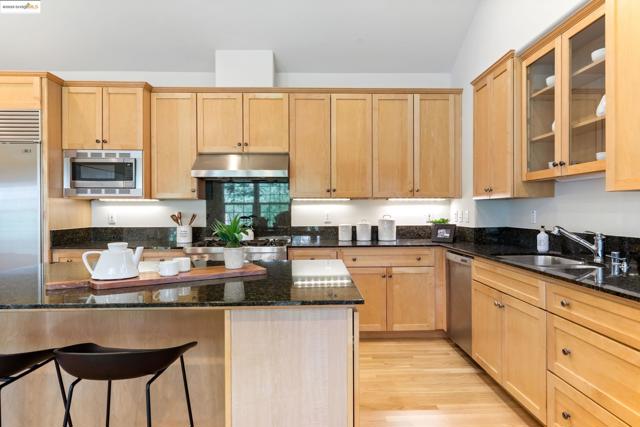 50 Pine Hills Ct, Oakland CA: https://media.crmls.org/mediaz/ec5e7f35-c68b-4e2a-b780-e1cc7eca3281.jpg