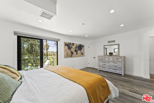 8960 Crescent Drive, Los Angeles CA: https://media.crmls.org/mediaz/ec5f4383-c53c-419b-a40b-8a6be7f01030.jpg