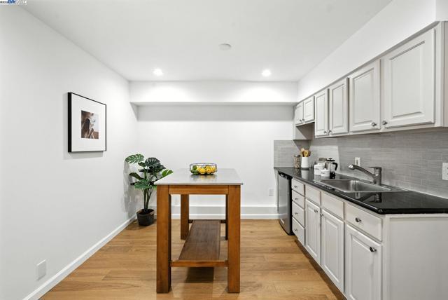 24 Riverton Dr, San Francisco CA: https://media.crmls.org/mediaz/ec5f44b8-880f-4a66-9c28-e1de8c309694.jpg