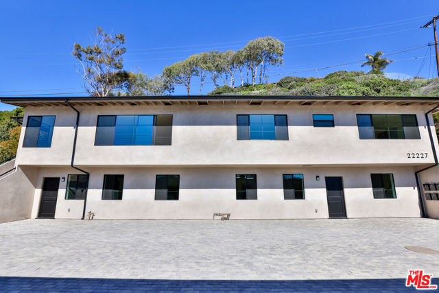 22227 PACIFIC COAST Highway, Malibu CA: https://media.crmls.org/mediaz/ec5f5ae6-ca89-417a-acb1-6cf587e7a3e6.jpg
