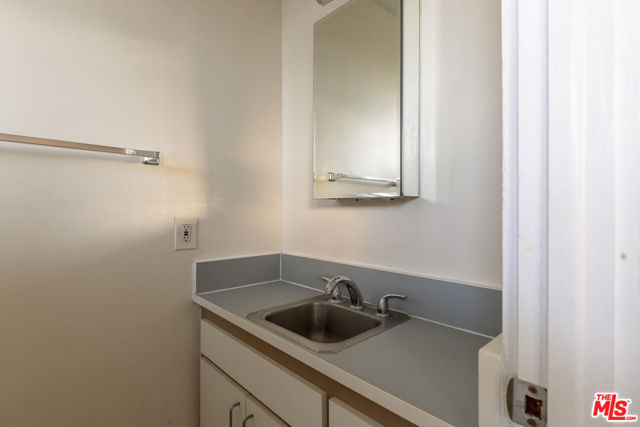 11131 ROSE Avenue, Los Angeles CA: https://media.crmls.org/mediaz/ec607349-fb1a-4bb0-9962-ce15bff4747e.jpg
