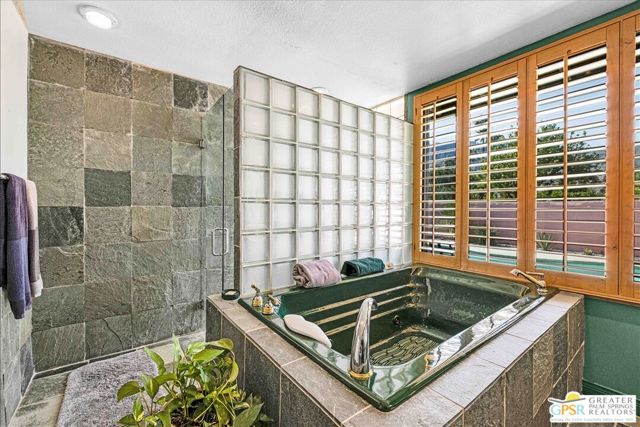 2861 Sundance Circle, Palm Springs CA: https://media.crmls.org/mediaz/ec609940-376b-445f-b55c-8a66f10ba99c.jpg