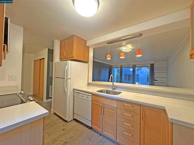 401 Monte Vista Ave, Oakland CA: https://media.crmls.org/mediaz/ec609ad8-b66c-407f-a47f-c850674696b2.jpg